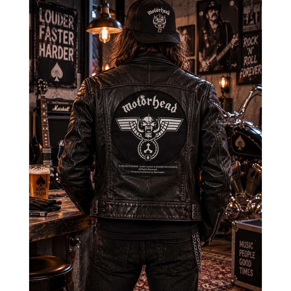 Backpatch Motörhead Snaggletooth porté au dos d'une veste en cuir noire dans un décor rock | Motörhead Snaggletooth backpatch worn on a black leather jacket in a rock setting