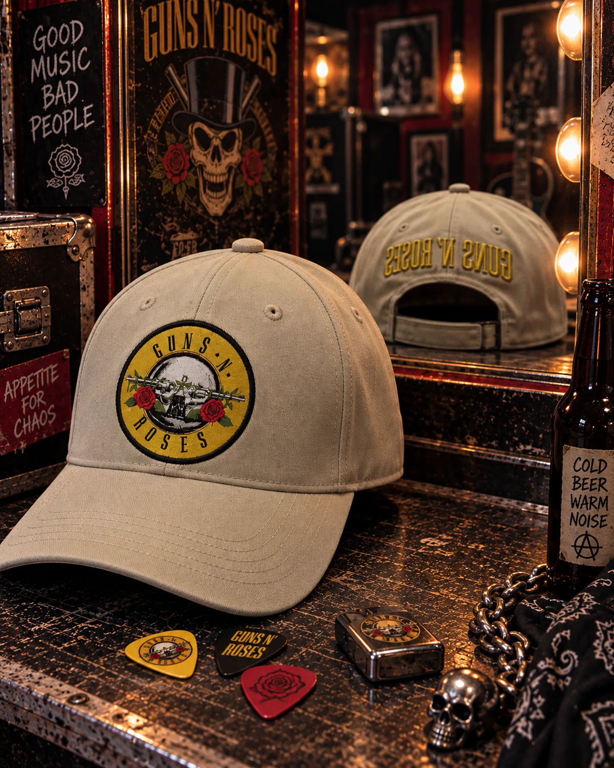 Casquette Guns N' Roses beige avec logo rond dans une loge rock | Beige Guns N' Roses cap with round logo in a rock dressing room