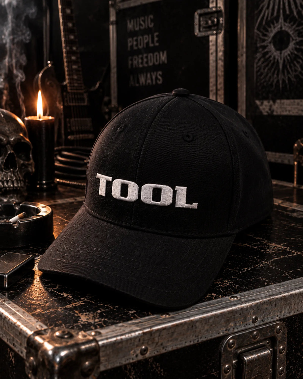 Casquette Tool noire avec logo blanc dans un décor backstage sombre | Black Tool cap with white logo in a dark backstage setting