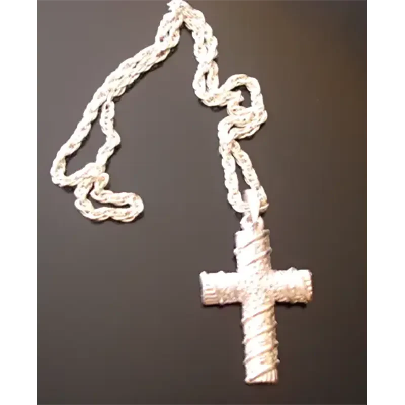 Collier croix (vue large)