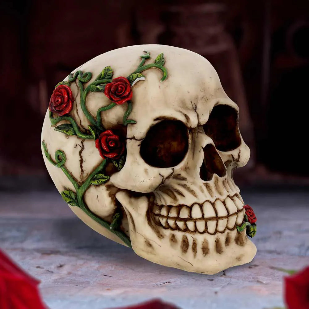 Crâne décoratif “Rose From Beyond” sur fond rouge – ambiance romantique et macabre