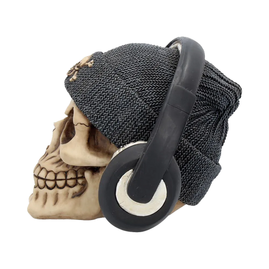 Crâne “Dead Beat” – profil gauche avec casque et texture de bonnet tressé