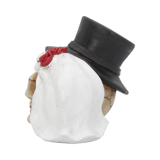 Vue de 3/4 arrière de la figurine gothique – focus sur le voile blanc du crâne féminin et chapeau du crâne masculin