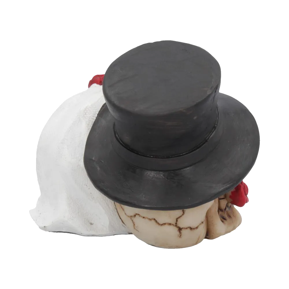 Vue arrière de la figurine gothique – voile blanc du crâne féminin et chapeau du crâne masculin