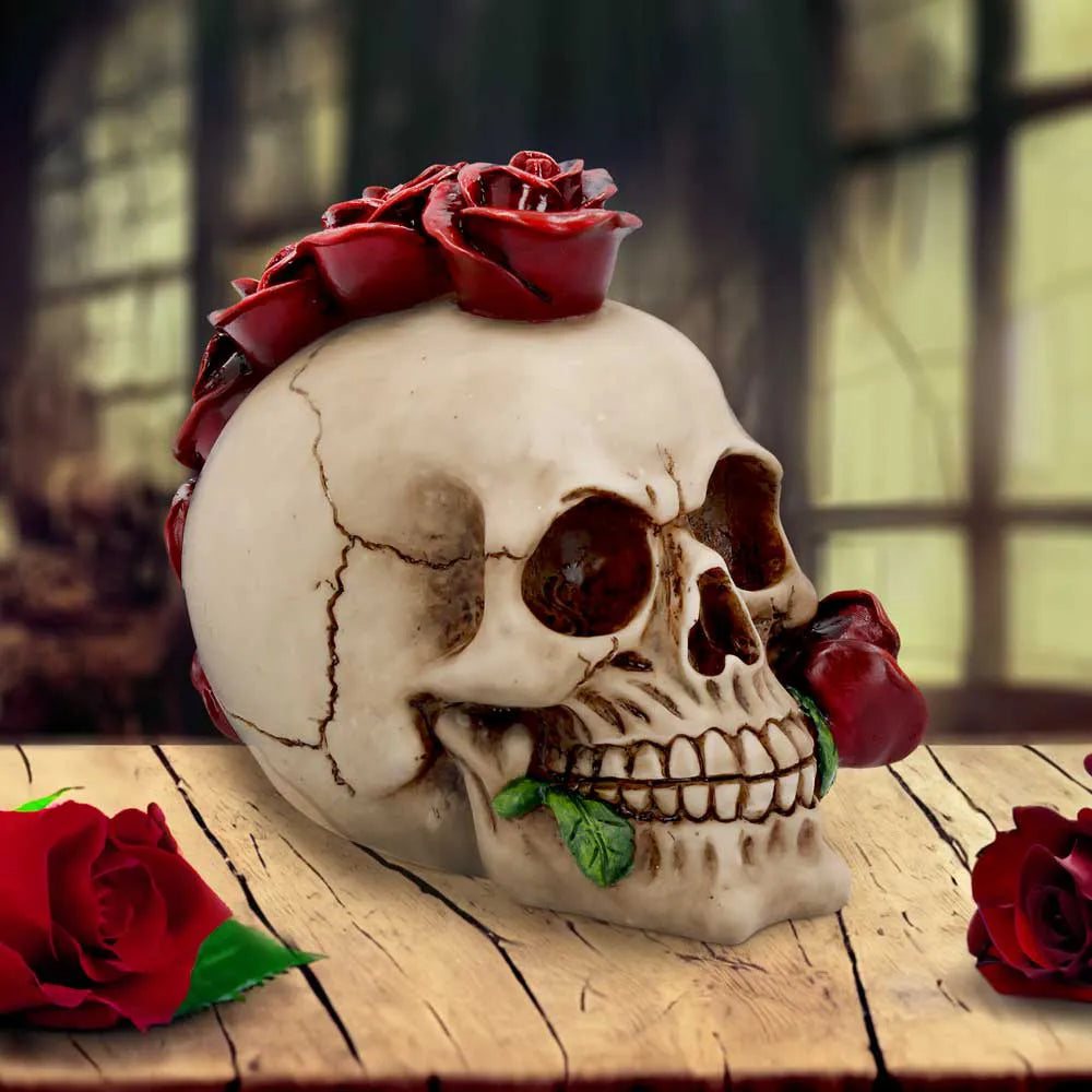 Figurine gothique Rosehawk mise en scène sur table en bois – ambiance romantique dark