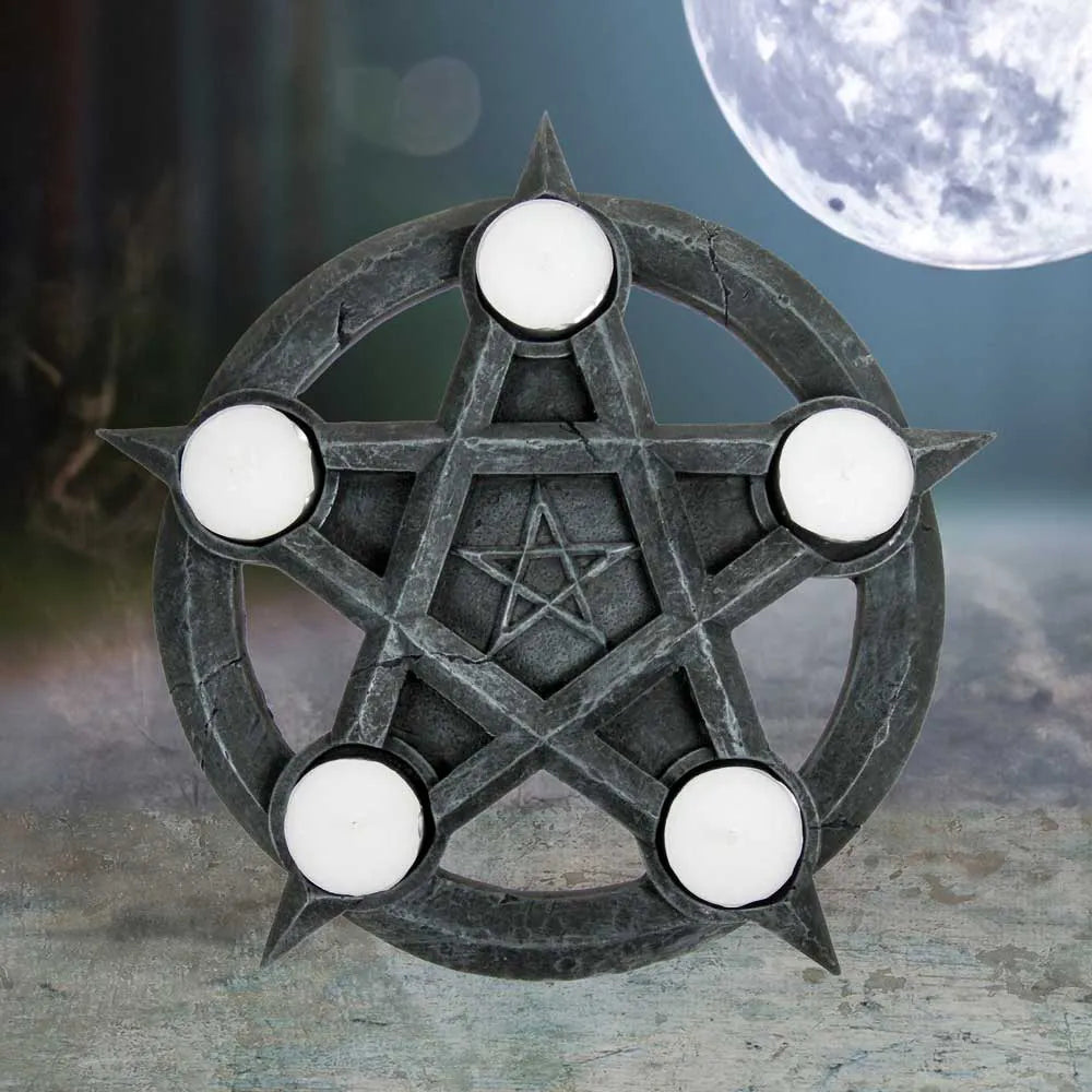 Bougeoir pentagramme illuminé sous la pleine lune