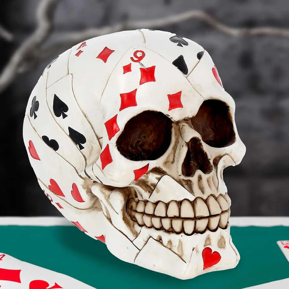 Crâne Dead Man’s Hand posé sur une table de jeu