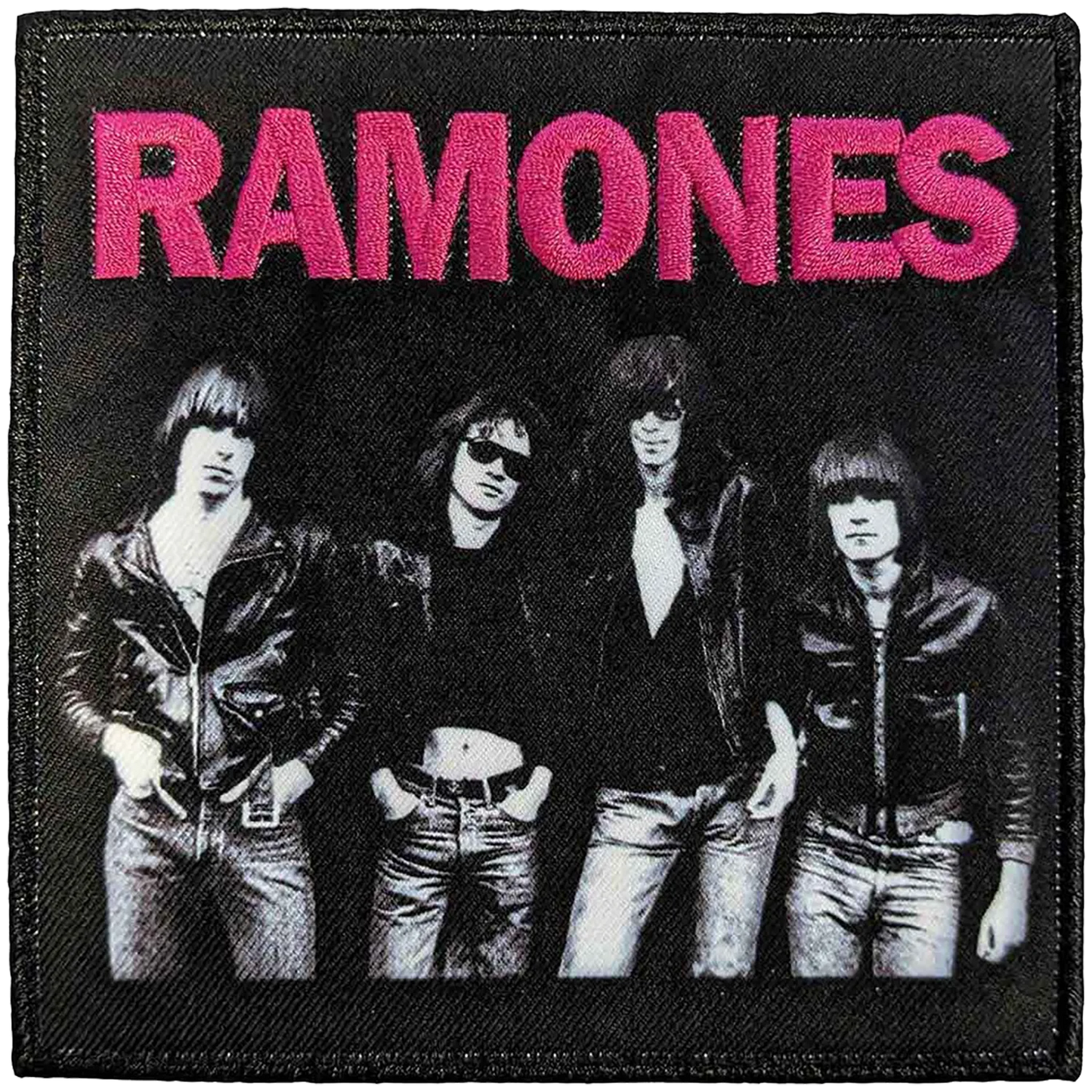 Patch officiel Ramones avec photo du groupe noir et blanc et logo magenta 10 × 10 cm | Official Ramones patch with black and white band photo and magenta logo 10 × 10 cm