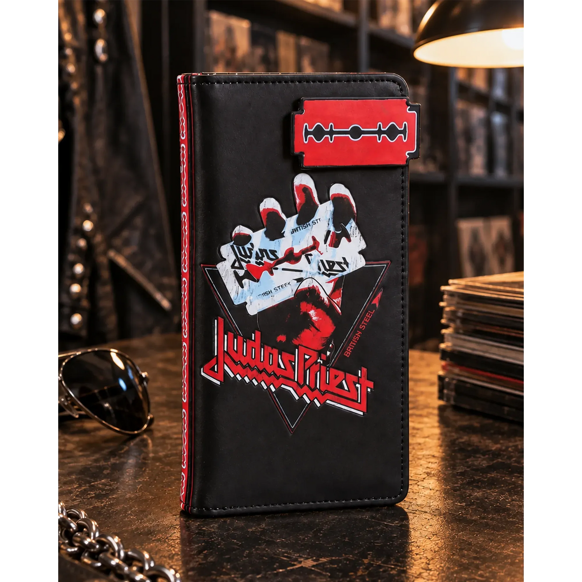 Portefeuille Judas Priest British Steel présenté en situation | Judas Priest British Steel wallet shown in a lifestyle setting