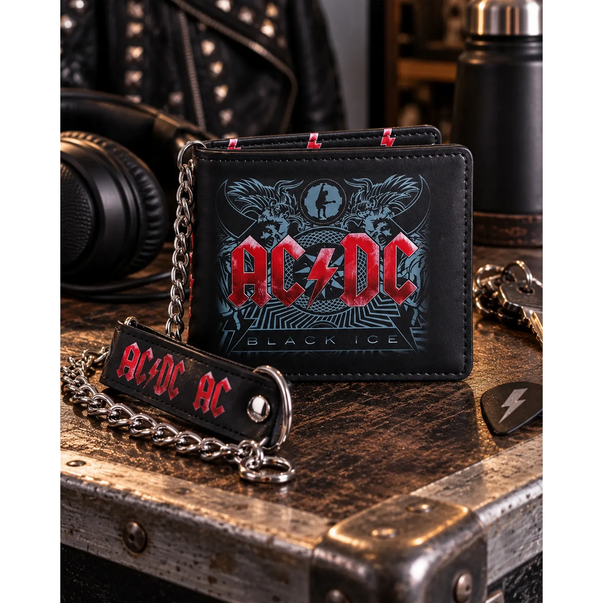Portefeuille AC/DC Black Ice présenté en situation | AC/DC Black Ice wallet shown in a lifestyle setting
