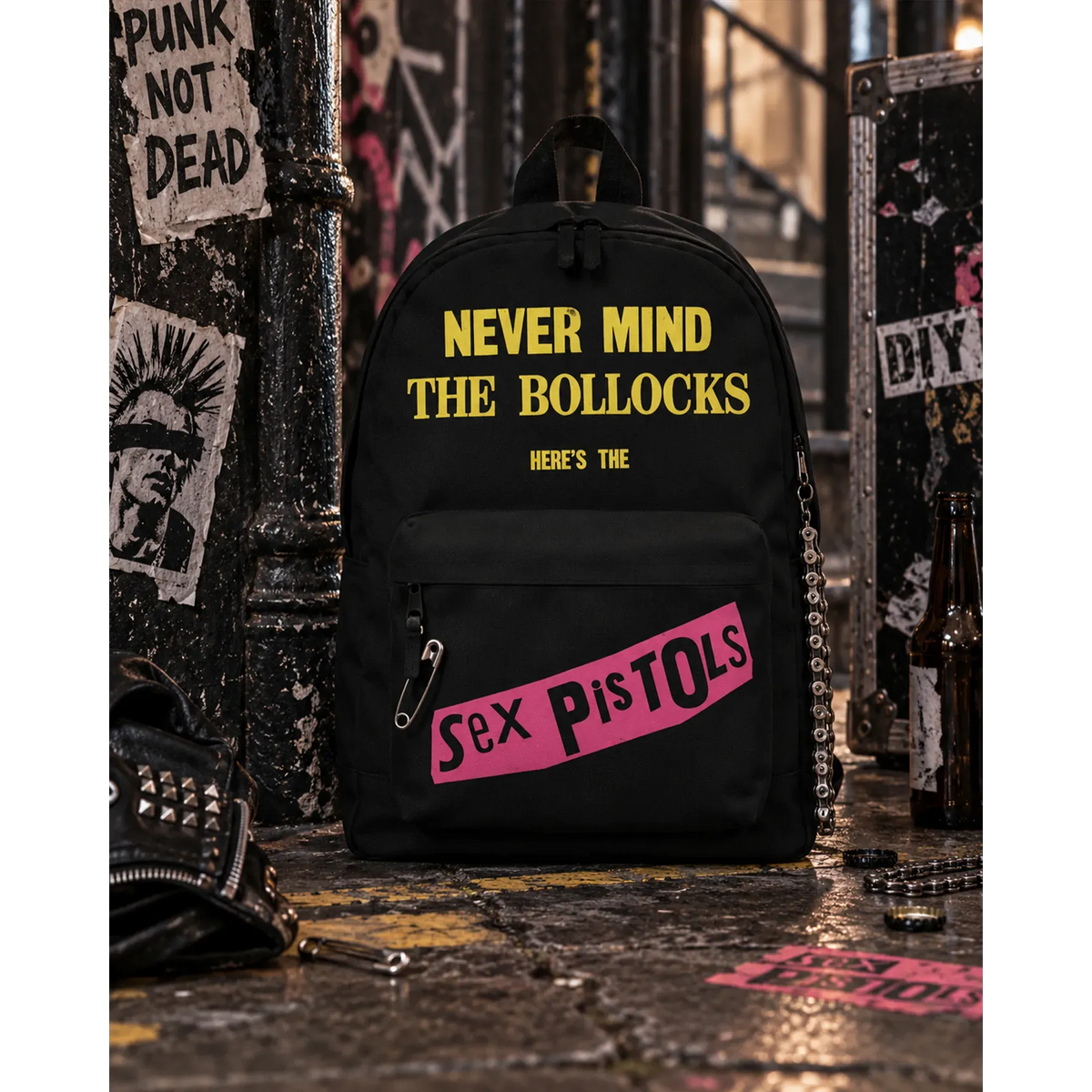 Sac à dos Sex Pistols Never Mind the Bollocks noir avec logo rose et jaune en décor rock | Sex Pistols Never Mind the Bollocks black backpack with pink and yellow logo in a rock setting