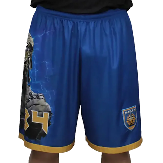 Vue de face du short Iron Maiden avec écusson "Maiden" et détail graphique inspiré de Powerslave