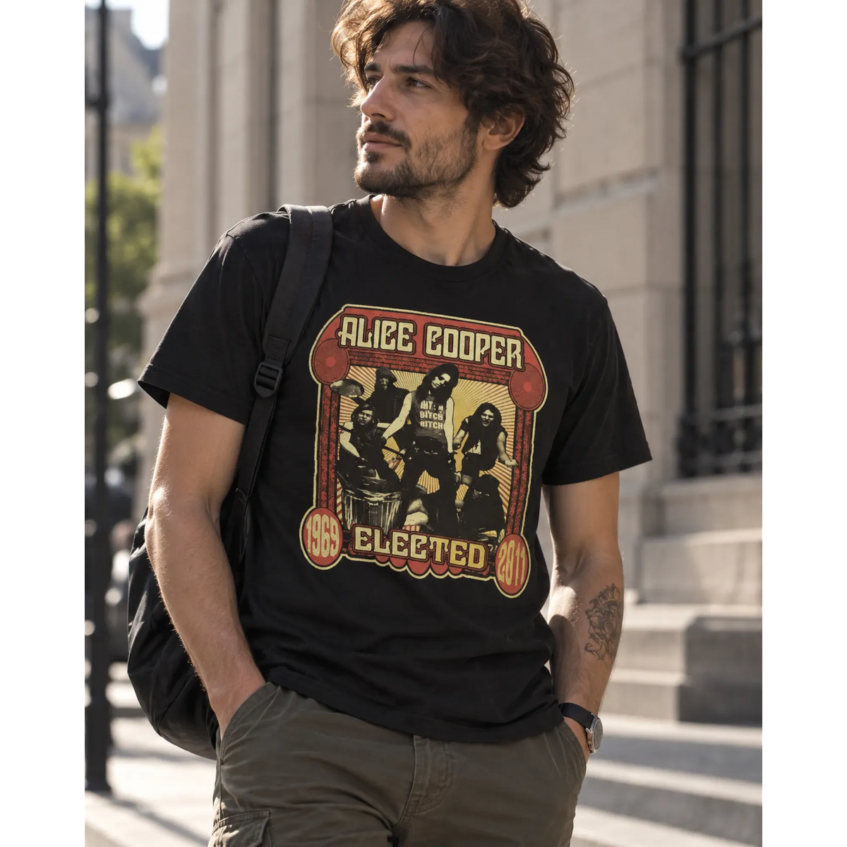 T-shirt Alice Cooper Elected noir porté en extérieur | Alice Cooper Elected black T-shirt worn outdoors