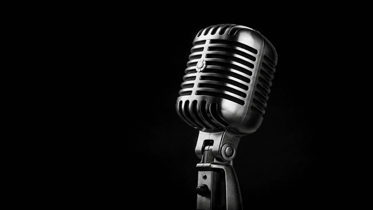 Microphone vintage en gros plan sur fond noir | Close-up of a vintage microphone on a black background
