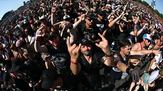 La chaleur n’arrête pas un fan du Hellfest | The heat doesn't stop a Hellfest fan! © Franck Dubray / Ouest France