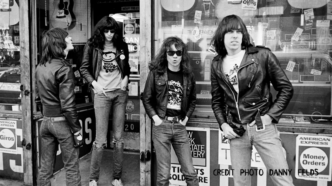 Les Ramones devant un prêteur sur gages new-yorkais - séance photo pour le magazine « Rock Scene » - 1976 | Ramones outside an NYC pawn shop - posing for a 'Rock Scene' magazine photo shoot - 1976