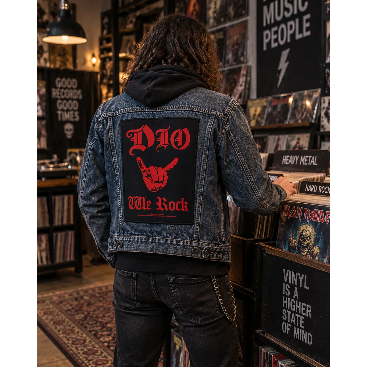Backpatch Dio We Rock noir et rouge porté au dos d'une veste en jean dans un disquaire | Dio We Rock black and red backpatch worn on a denim jacket in a record shop