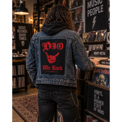 Backpatch Dio We Rock noir et rouge porté au dos d'une veste en jean dans un disquaire | Dio We Rock black and red backpatch worn on a denim jacket in a record shop
