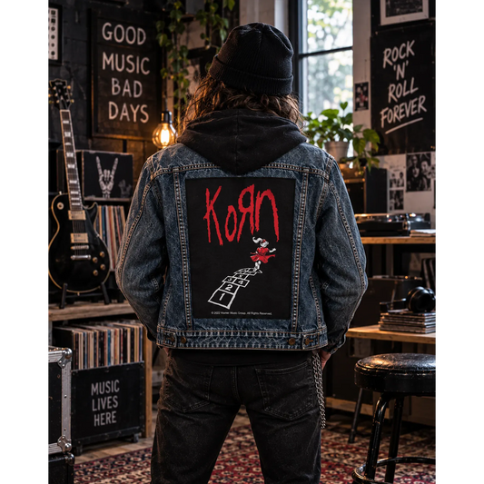 Backpatch Korn follow the leader noir et rouge porté au dos d'une veste en jean dans un intérieur rock | Black and red Korn follow the leader backpatch worn on a denim jacket in a rock-themed room