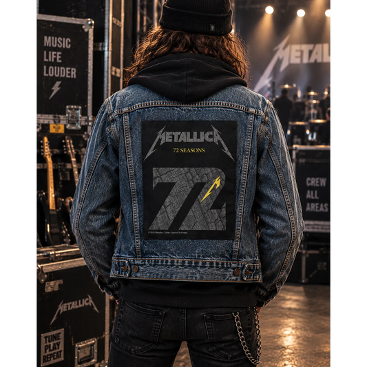 Backpatch Metallica 72 Seasons 30 × 35 cm porté au dos d'une veste en jean en backstage | Metallica 72 Seasons 30 × 35 cm backpatch worn on a denim jacket backstage