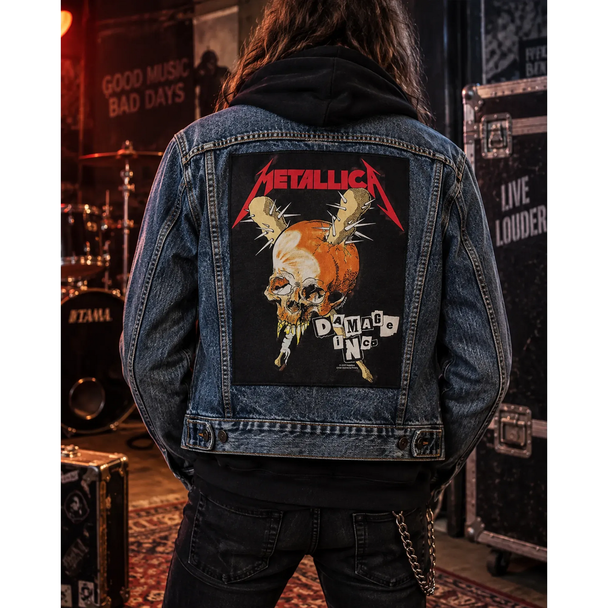 Backpatch Metallica Damage Inc. avec crâne porté au dos d'une veste en jean en studio | Metallica Damage Inc. skull backpatch worn on a denim jacket in a rehearsal studio