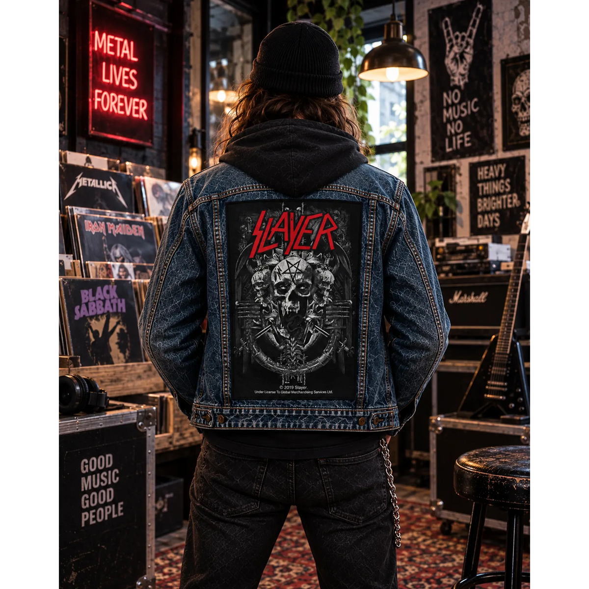 Backpatch Slayer Demonic avec crâne porté au dos d'une veste en jean dans un disquaire metal | Slayer Demonic skull backpatch worn on a denim jacket in a metal record shop