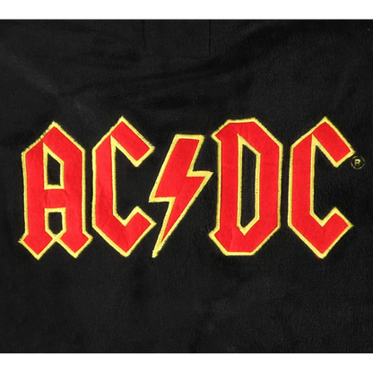 logo brodé ac/dc détail jaune rouge