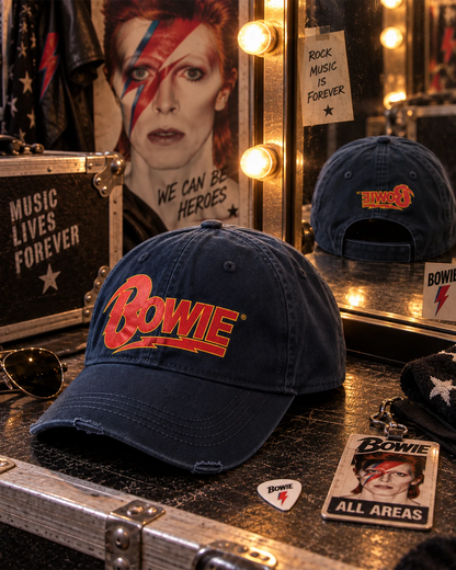 Casquette David Bowie noire avec logo rouge dans une loge rock | Black David Bowie cap with red logo in a rock dressing room