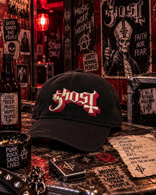 Casquette Ghost noire avec logo dans un décor metal sombre | Black Ghost cap with logo in a dark metal setting