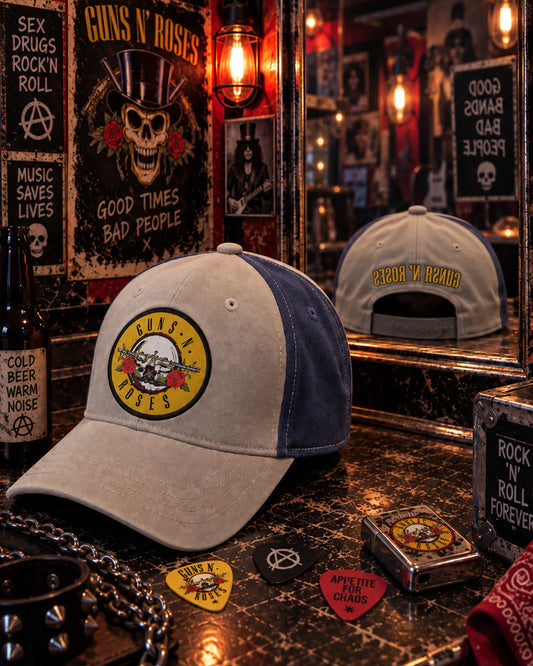 Casquette Guns N' Roses bicolore avec logo rond dans une loge rock | Two-tone Guns N' Roses cap with round logo in a rock dressing room