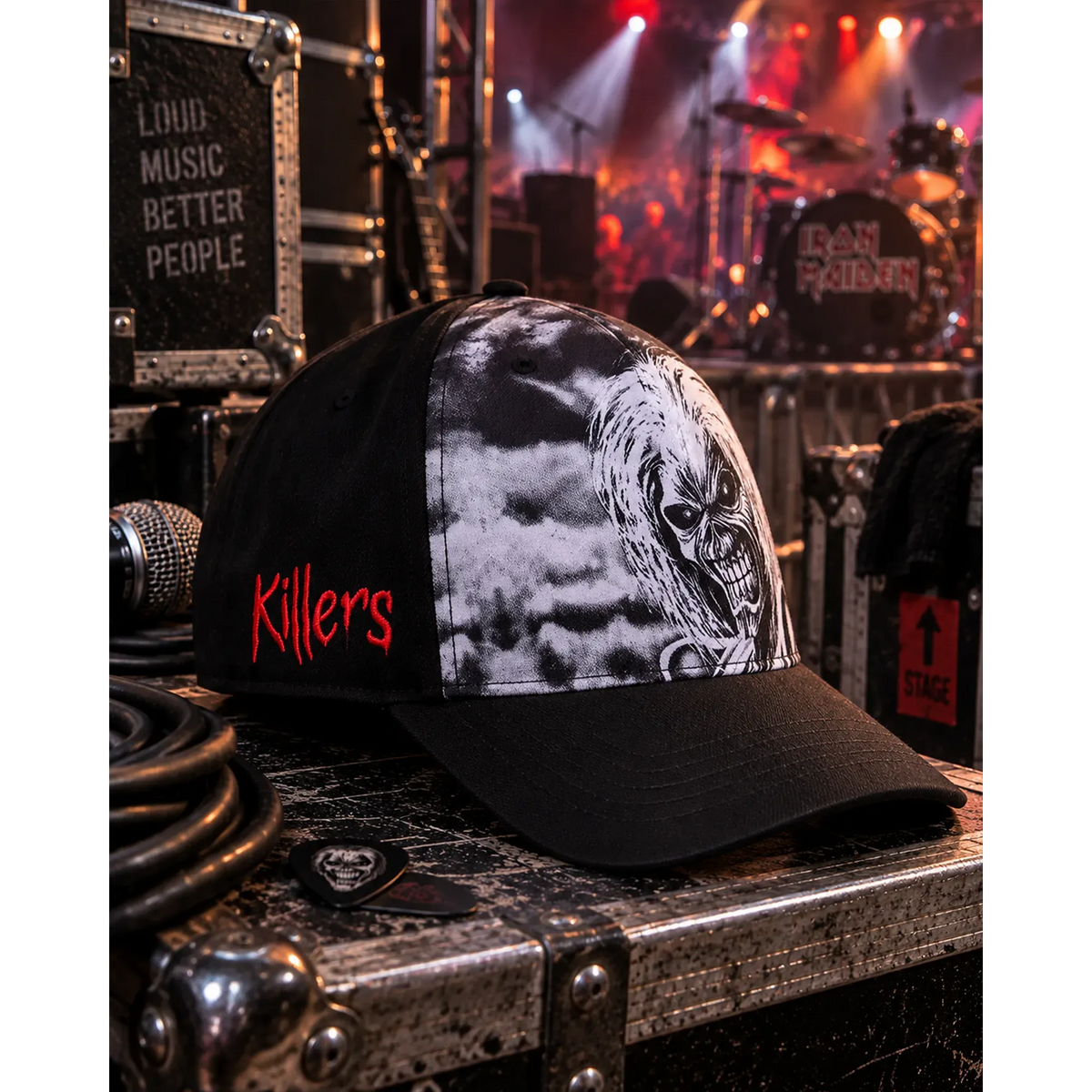 Casquette Iron Maiden Killers noire avec Eddie imprimé sur le côté, décor backstage | Black Iron Maiden Killers cap with Eddie side print in a backstage setting