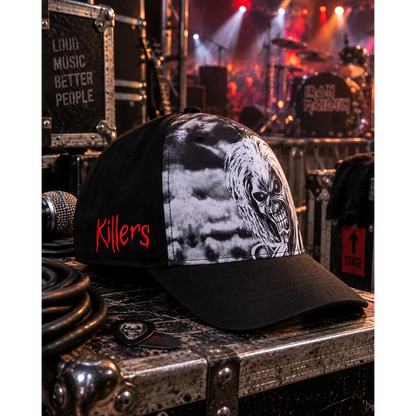 Casquette Iron Maiden Killers noire avec Eddie imprimé sur le côté, décor backstage | Black Iron Maiden Killers cap with Eddie side print in a backstage setting