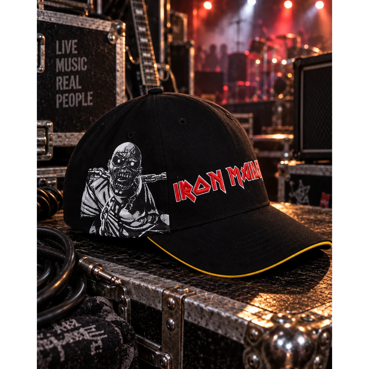 Casquette Iron Maiden noire Piece of Mind avec Eddie enchaîné et logo rouge, ambiance scène rock | Black Iron Maiden Piece of Mind cap with chained Eddie and red logo in a rock stage setting