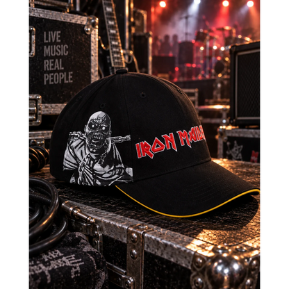 Casquette Iron Maiden noire Piece of Mind avec Eddie enchaîné et logo rouge, ambiance scène rock | Black Iron Maiden Piece of Mind cap with chained Eddie and red logo in a rock stage setting