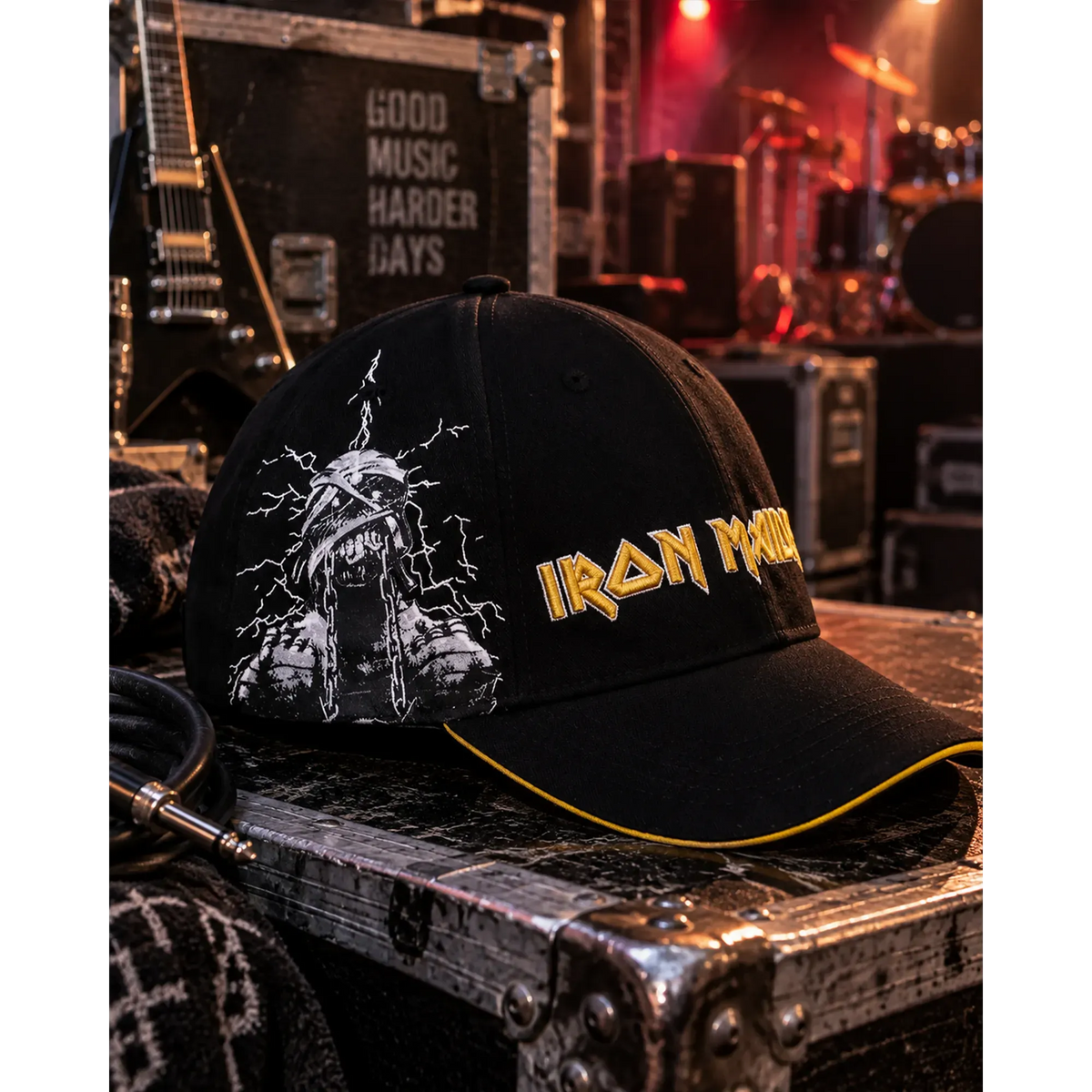 Casquette Iron Maiden Powerslave noire avec Eddie momifié et logo doré, décor de coulisses | Black Iron Maiden Powerslave cap with mummified Eddie and gold logo in a backstage setting