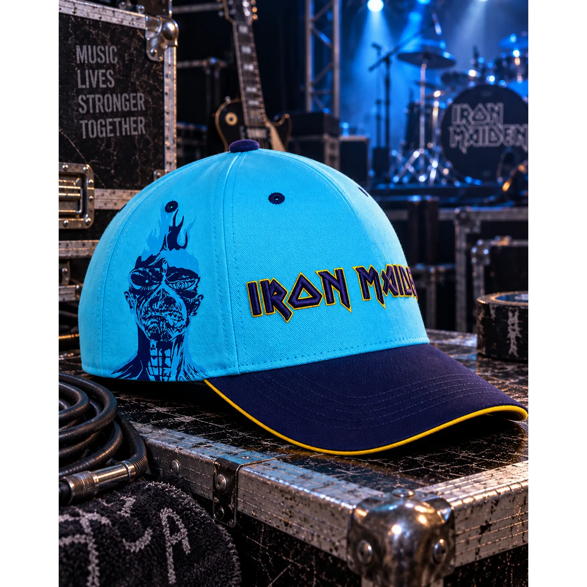 Casquette Iron Maiden seventh son of a seventh son bleue ciel avec portrait d’Eddie et logo brodé, ambiance de scène bleutée | Sky blue Iron Maiden seventh son of a seventh son cap with Eddie portrait and embroidered logo in a blue-lit stage setting