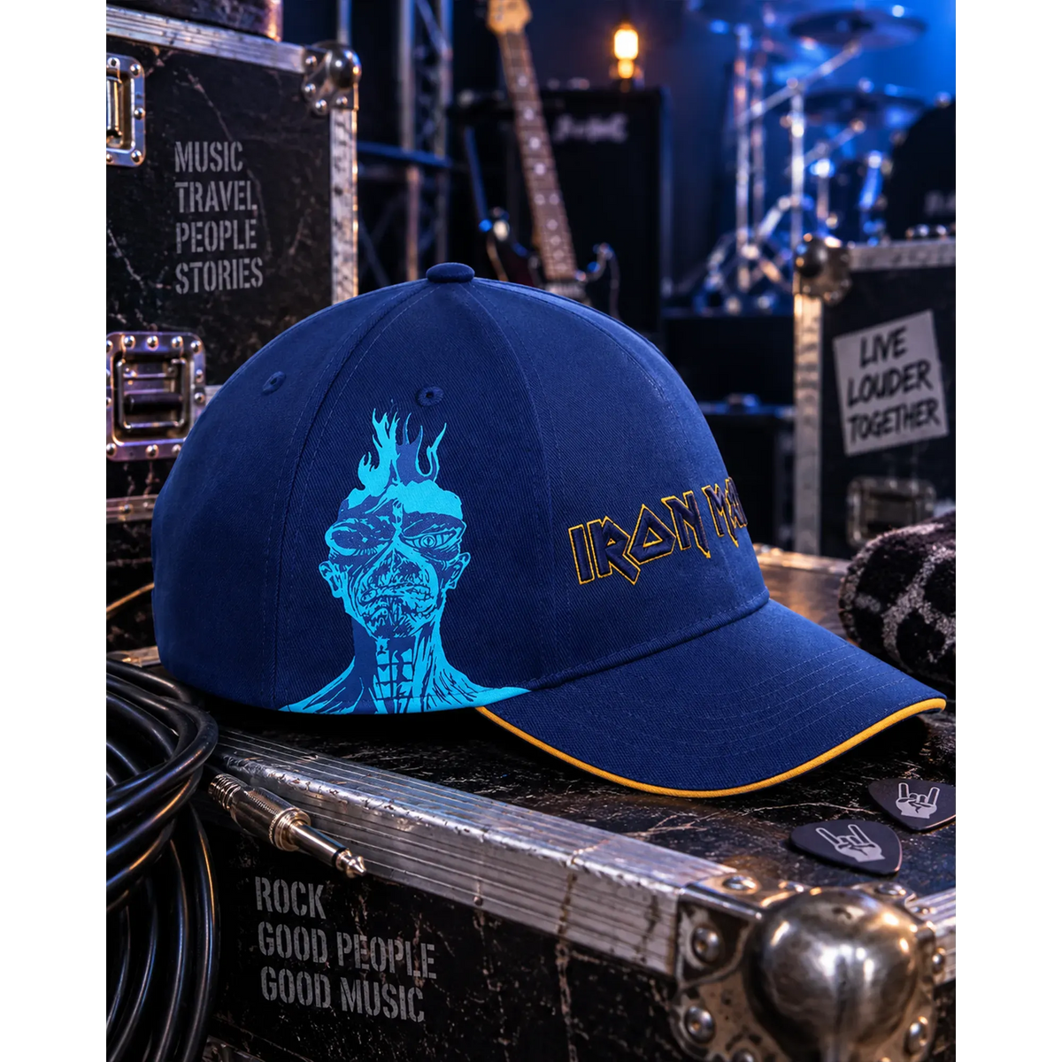 Casquette Iron Maiden seventh son of a seventh son bleue marine avec portrait d’Eddie et logo brodé, ambiance de scène bleutée | Marine blue Iron Maiden seventh son of a seventh son cap with Eddie portrait and embroidered logo in a blue-lit stage setting