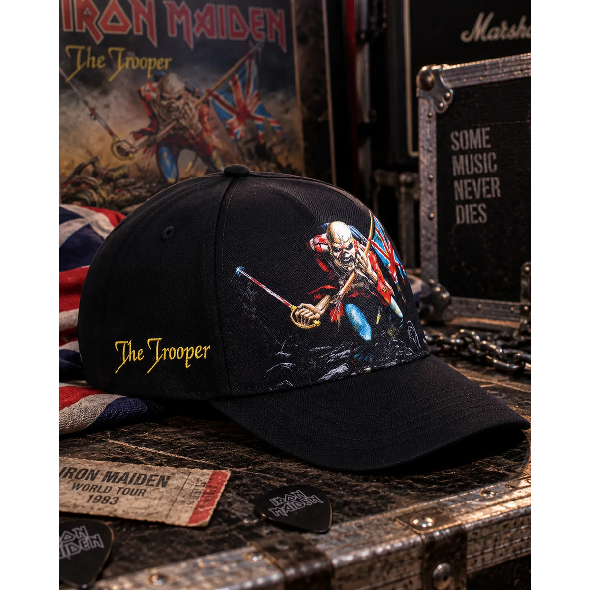 Casquette Iron Maiden The Trooper noire avec Eddie et drapeau britannique, décor rock | Black Iron Maiden The Trooper cap with Eddie and British flag in a rock setting