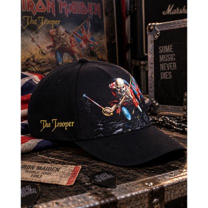 Casquette Iron Maiden The Trooper noire avec Eddie et drapeau britannique, décor rock | Black Iron Maiden The Trooper cap with Eddie and British flag in a rock setting