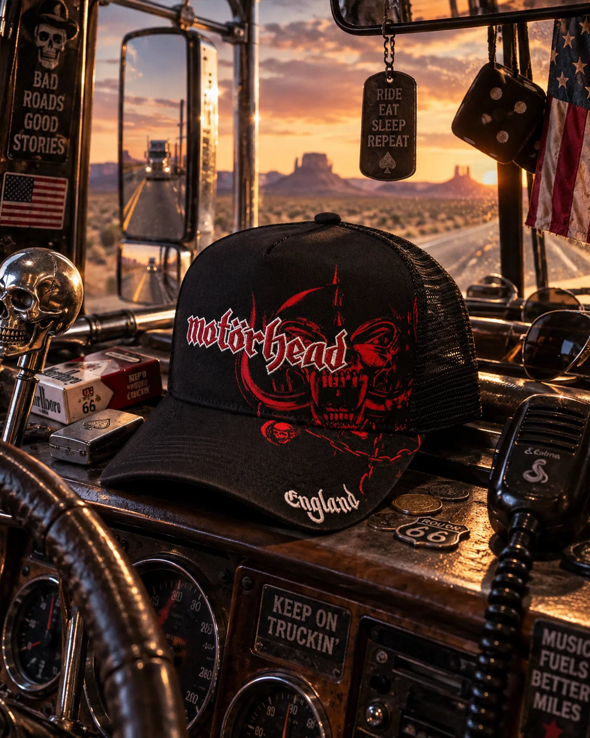 Casquette Motörhead noire et rouge dans une cabine de camion | Black and red Motörhead cap inside a truck cab