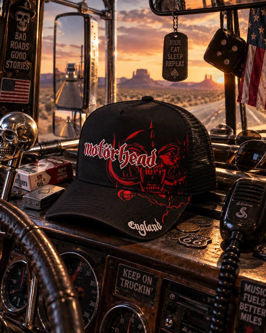 Casquette Motörhead noire et rouge dans une cabine de camion | Black and red Motörhead cap inside a truck cab