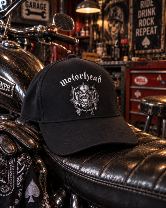 Casquette Motörhead noire War Pig dans un garage moto rock | Black Motörhead War Pig cap in a rock motorcycle garage