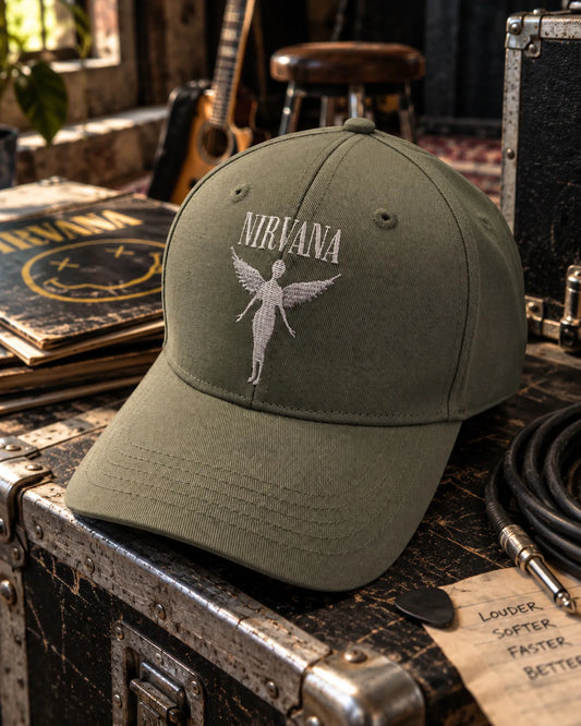 Casquette Nirvana kaki In Utero dans un décor de studio rock | Khaki Nirvana In Utero cap in a rock studio setting