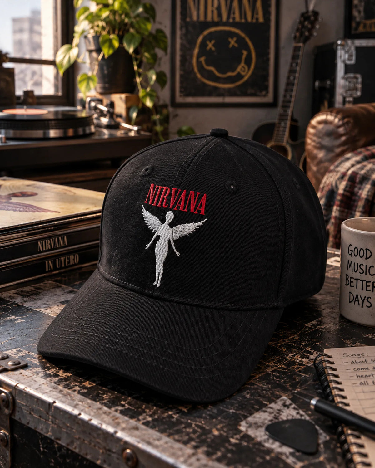 Casquette Nirvana noire In Utero dans un intérieur rock avec platine vinyle | Black Nirvana In Utero cap in a rock interior with turntable