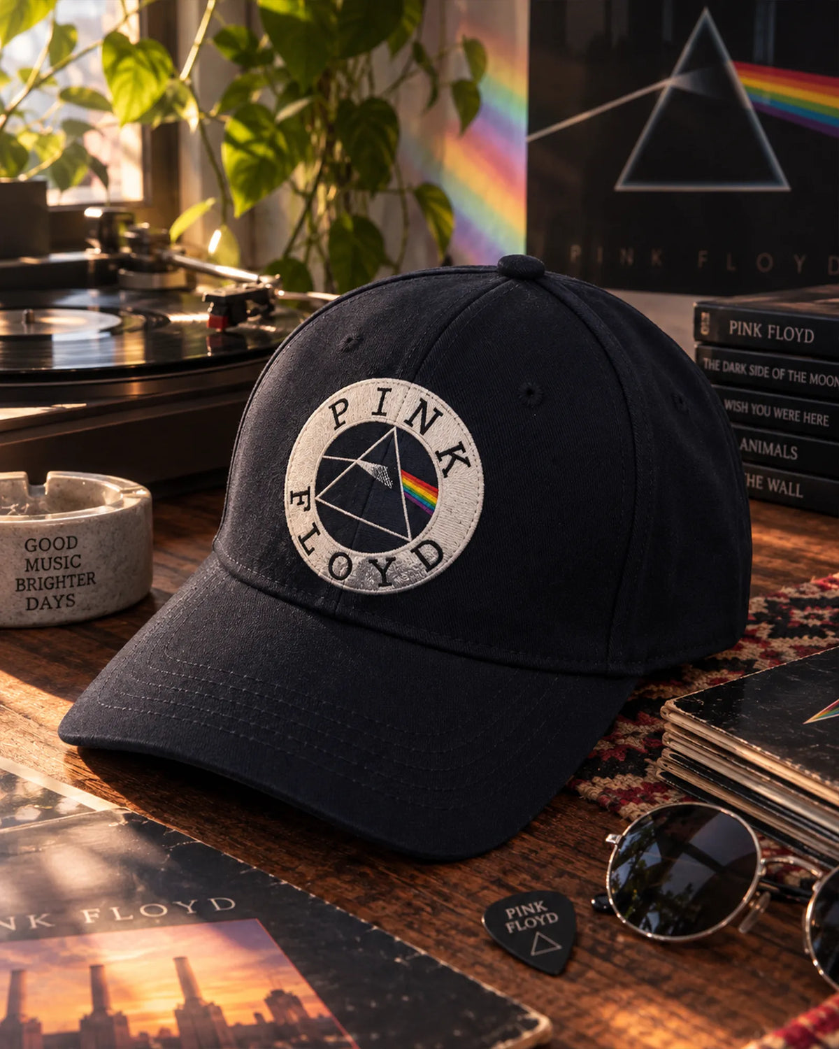 Casquette Pink Floyd noire avec logo Dark Side of the Moon dans un intérieur rock | Black Pink Floyd cap with Dark Side of the Moon logo in a rock interior