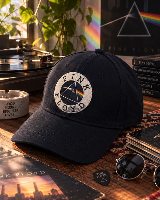 Casquette Pink Floyd noire avec logo Dark Side of the Moon dans un intérieur rock | Black Pink Floyd cap with Dark Side of the Moon logo in a rock interior