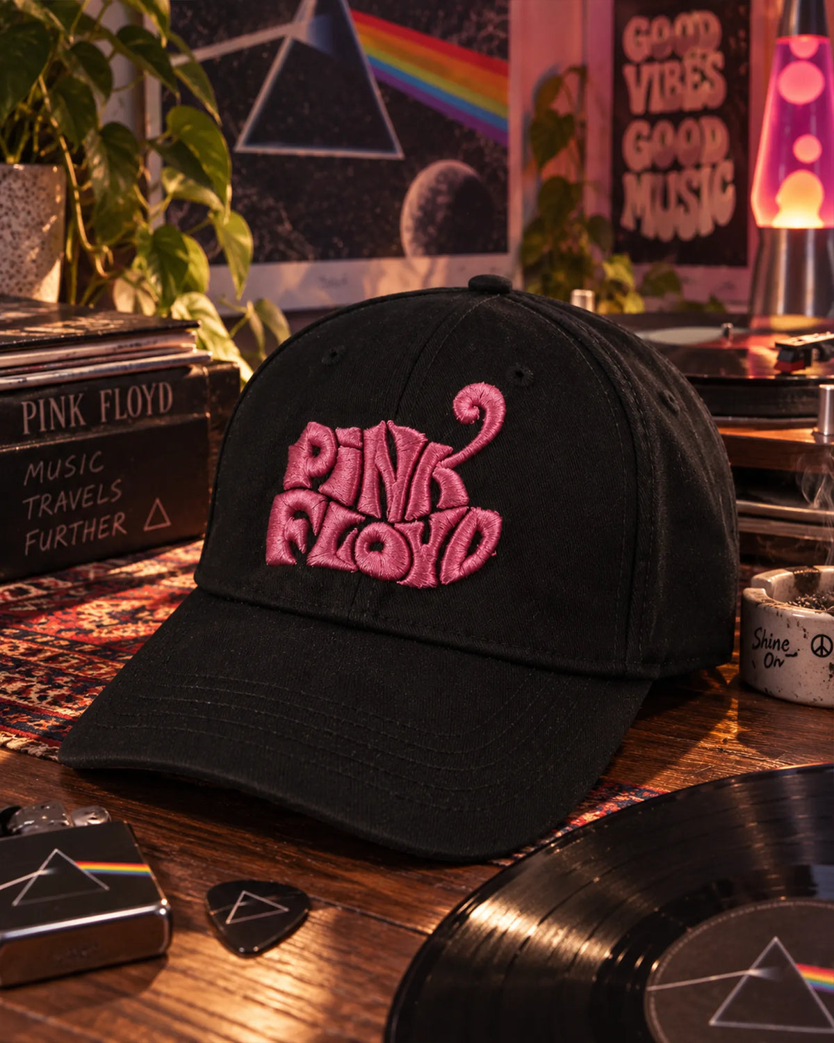 Casquette Pink Floyd noire avec logo rose dans un décor psychédélique | Black Pink Floyd cap with pink logo in a psychedelic setting