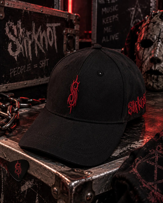 Casquette Slipknot noire à broderies rouges dans un décor metal sombre | Black Slipknot cap with red embroidery in a dark metal setting