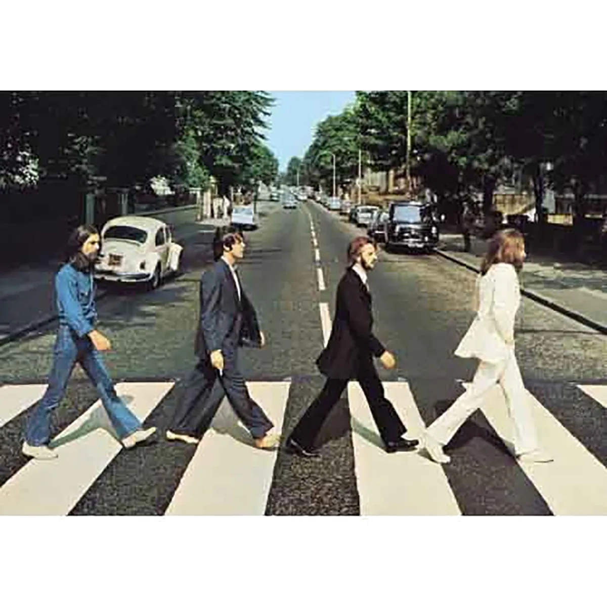 Carte postale officielle The Beatles Abbey Road avec la célèbre traversée du passage piéton | Official The Beatles Abbey Road postcard featuring the famous zebra crossing album cover