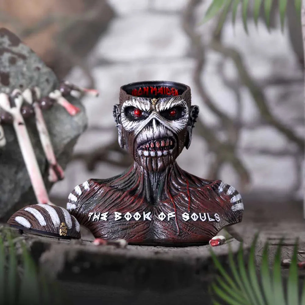 Buste Iron Maiden – Scène décorative avec fond tribal